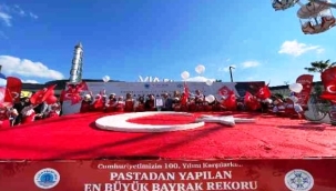 Tuzlalı miniklerden Cumhuriyet Bayramı'na özel Guinness rekoru: Dev Türk Bayraklı pasta yaptılar