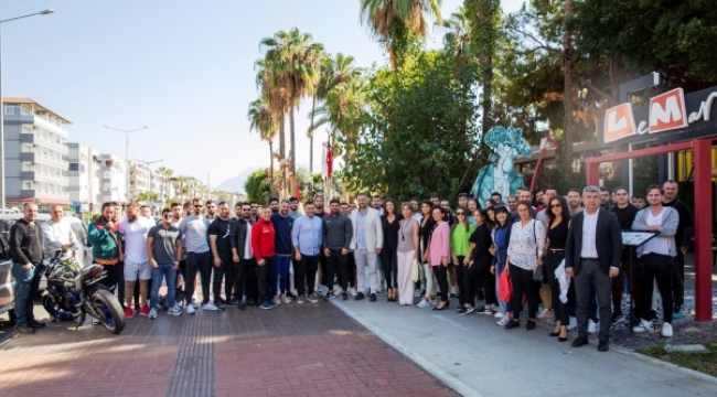 BAŞKAN YÜCEL FITNESS ANTRENÖRLERİ İLE BULUŞTU