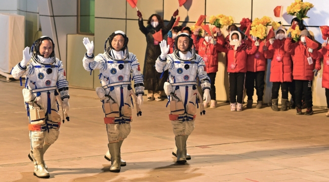 Çin, Tiangong Uzay İstasyonu'na görev değişimi için 3 astronot gönderdi