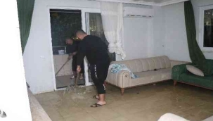 Alanya'da ev ve iş yerlerini su bastı