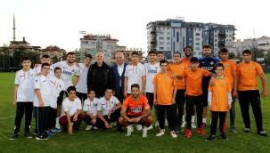 Özel öğrenciler ve futbolcular gösteri maçı yaptı