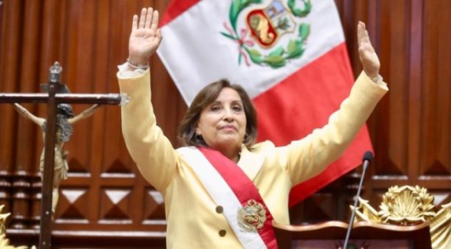 Peru'da Pedro Castillo'nun görevden alınması sonrası ülkenin yeni başkanı Dina Boluarte yemin ederek göreve başladı