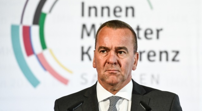 Almanya'da 2013'ten beri ilk erkek Savunma Bakanı