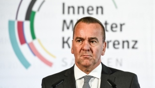 Almanya'da 2013'ten beri ilk erkek Savunma Bakanı