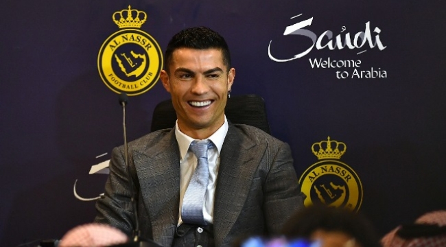 Cristiano Ronaldo, görkemli törenle Al Nassr'a imza attı