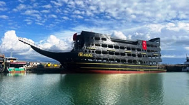 Dünyanın en büyük tur teknesi 'Big Kral', Antalya'da suya indirildi
