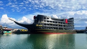 Dünyanın en büyük tur teknesi 'Big Kral', Antalya'da suya indirildi