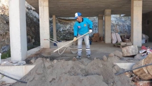 ELİKESİK'TE ENGELLİ VATANDAŞIN EVİNE BELEDİYE ELİ