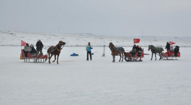 Kars'ta buz üstünde atlı kızakla gezdiler, soğuğa aldırış etmeden horon teptiler