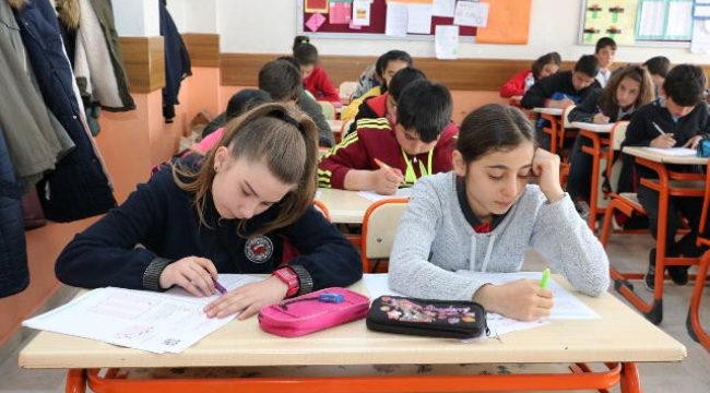 71 ilde okul öncesi, ilköğretim ve ortaöğretim okullarında öğrenciler ders başı yaptı