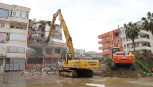 ALANYA BELEDİYESİ KENT GENELİNDEKİ RİSKLİ BİNALARI YIKIYOR