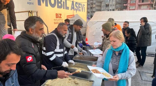 Antalya Büyükşehir Belediyesi kandili unutmadı Hatay'daki çadırkentte helva ikramı yapıldı