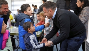 BAŞKAN YÜCEL, BELEDİYENİN YURDUNDA KALAN DEPREMZEDELERİ ZİYARET  ETTİ