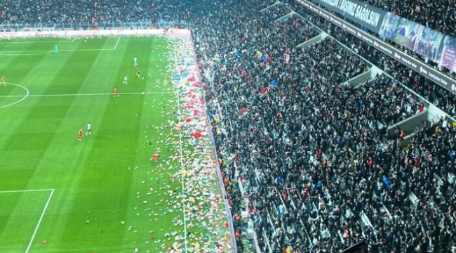 Beşiktaş tribünlerinden oyuncak yağmuru