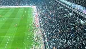 Beşiktaş tribünlerinden oyuncak yağmuru