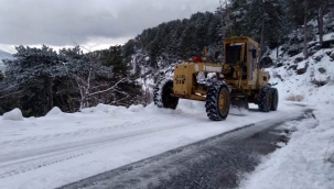 Büyükşehir ekiplerinin karla mücadelesi sürüyor