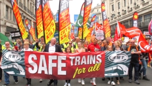 İngiltere'de son 10 yılın en büyük grevi: Yarım milyon kişi sokağa indi