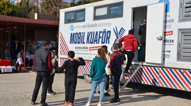 Mobil Kuaför Gazipaşa'da depremzede vatandaşlara hizmet veriyor