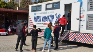 Mobil Kuaför Gazipaşa'da depremzede vatandaşlara hizmet veriyor