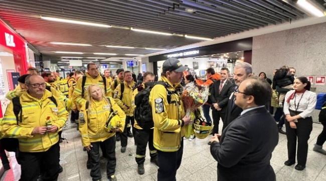 Türkiye'den dönen Alman arama-kurtarma ekibi çiçeklerle karşılandı