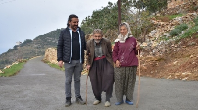 YAŞLI VE ENGELLİ ÇİFTİN YOL SORUNUNU BAŞKAN YÜCEL ÇÖZDÜ