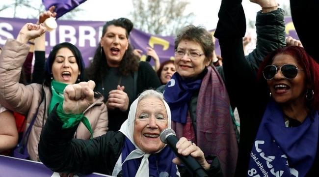 Dünyanın dört bir yanında kadınlar, 8 Mart'ta sokağa çıktı: 'Mutfakta grev, sokakta grev'