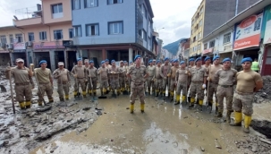 Mehmetçik selzedelerin yaralarını sarıyor