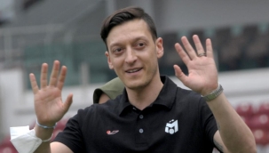Mesut Özil futbolu bıraktığını açıkladı