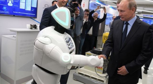 Rusya'da ilk insansı bekçi robot göreve başladı