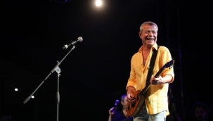 Levent Yüksel özlenen şarkılarıyla Moda Kayıkhane'de