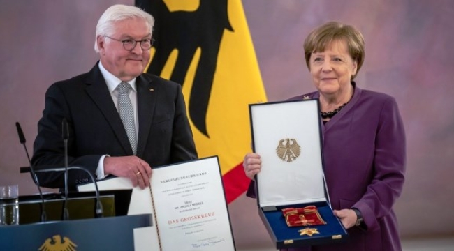 Merkel'e Almanya'nın en yüksek liyakat nişanı verildi