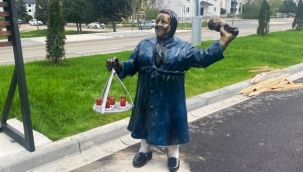 Adile Naşit heykelinin çay tepsisi çalındı