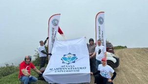 ALKÜ'LÜ GENÇLER TÜRK BAYRAĞINI SEMADA DALGALANDIRDI