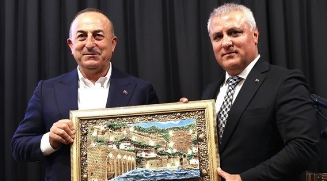 Bakan Çavuşoğlu, Alanya'da emlak ve inşaat sektörü temsilciyle buluştu