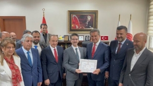 Mustafa Sarıgül mazbatasını aldı. "Bu mazbata benim 32 yıl sonra sandıktan beşinci kez çıkmamla ilgili bir mazbatadır. 