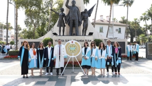 ALKÜ AİLESİNDEN ATATÜRK ANITINA ÇELENK