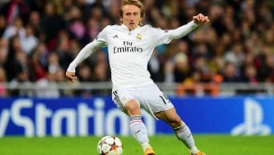 Arap ülkelerinden gelen astronomik teklifleri geri çevirmişti: Modric 1 yıl daha Real Madrid'de