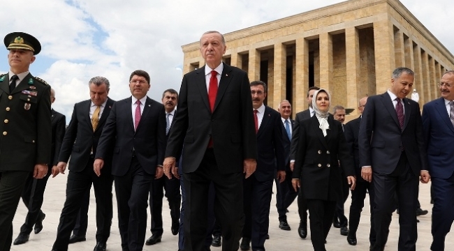 Cumhurbaşkanı Erdoğan ve yeni kabine üyelerinden Anıtkabir'e ziyaret