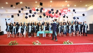 ALKÜ DİŞ HEKİMLİĞİ İLK MEZUNLARINI VERDİ