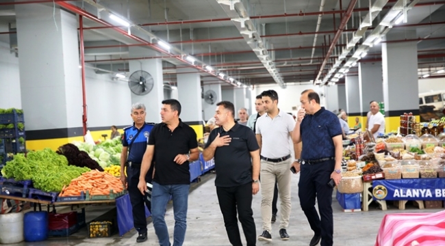 BAŞKAN YÜCEL CUMA PAZARI'NDA ESNAF VE VATANDAŞLARLA BİR ARAYA GELDİ