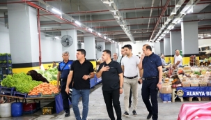 BAŞKAN YÜCEL CUMA PAZARI'NDA ESNAF VE VATANDAŞLARLA BİR ARAYA GELDİ