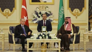 Suudi Arabistan'da resmi törenle karşılanan Cumhurbaşkanı Erdoğan, Veliaht Prens Selman ile görüştü