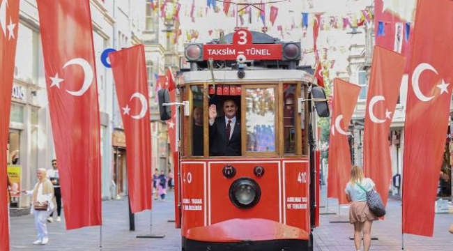 30 Ağustos Zafer Bayramı: İstiklal Caddesi'ne bin 200 Türk bayrağı asıldı