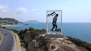 BAŞKAN YÜCEL'DEN ALANYA ŞEHİR GİRİŞİNE ATATÜRK'ÜN KOCATEPE SİLÜETİ VE BAYRAK TUTAN BOZKURT HEYKELİ