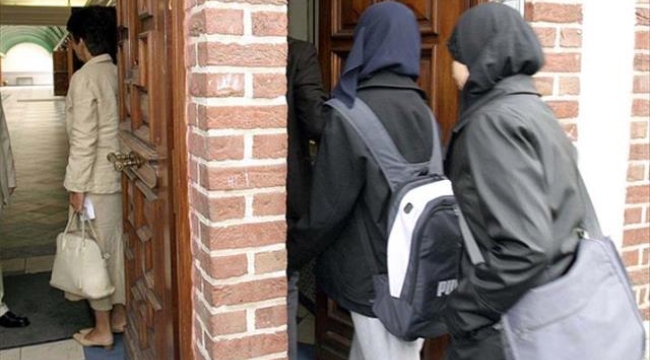 Fransa'da okullara 'abaya' yasağı: 'Öğrenciler dini sembol içeren şeyler kullanamaz'