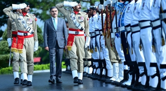 Pakistan'ın yeni Başbakanı Kakar yemin etti