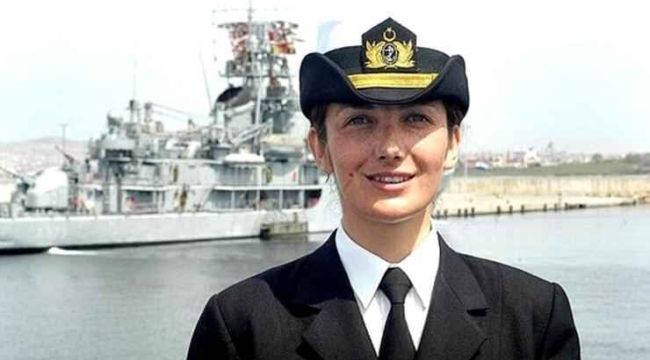 Terfi alan Gökçen Fırat, Deniz Kuvvetleri Komutanlığı'nda ilk kadın amirali unvanın sahibi oldu