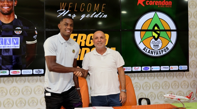 Alanyaspor yeni transferleri için imza töreni düzenledi