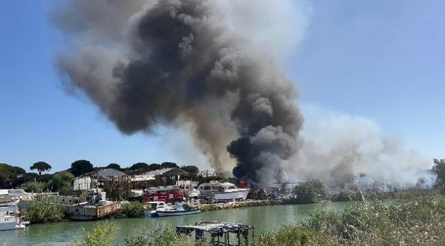 Antalya'da orman yangını teknelere sıçradı: Müdahale sürüyor