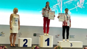 Azra Uyar Dünya Üçüncüsü